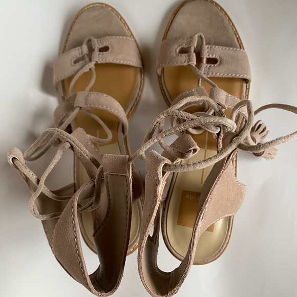 Featuring shoes - Picture 9 of 9